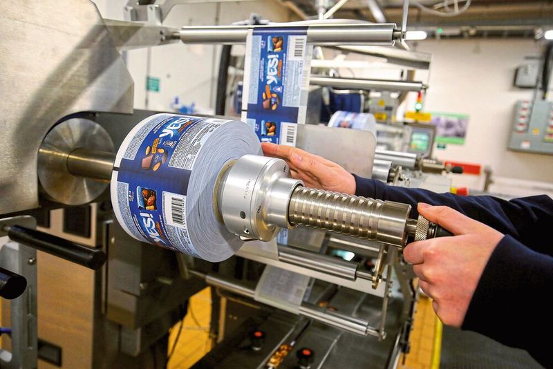 YES!-Riegel werden in einer Pilotanlage des Nestlé Product Technology Centre for Confectionery in York/Großbritannien produziert und in recycelbarem Papier verpackt. (Bild: Nigel Roddis/PA Wire)