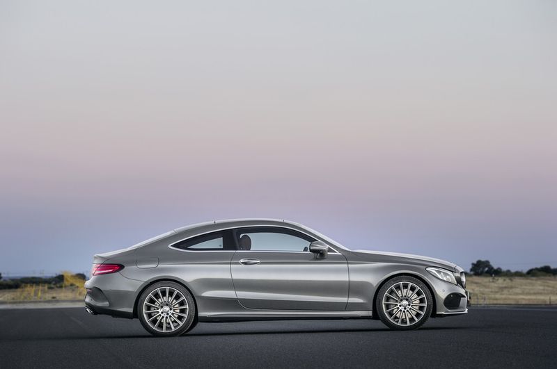 Das sanft auslaufende Schrägheck führt dazu, dass die Kopffreiheit im Fond leicht reduziert wird. (Foto: Daimler)