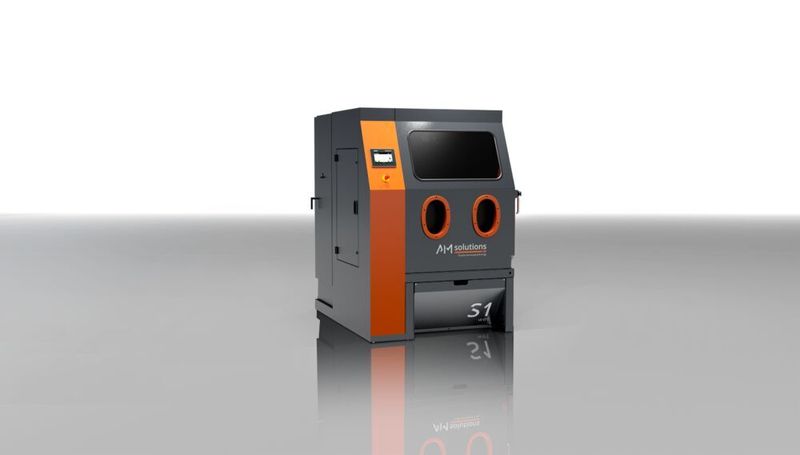 Die neue Nassstrahlanlage S1 Wet von AM Solutions wurde für die Restpulverentfernung sowie die Homogenisierung und Glättung der Oberflächen von 3D-Metallteilen entwickelt. Es sind keine zusätzlichen ATEX-Maßnahmen erforderlich.  (AM Solutions)
