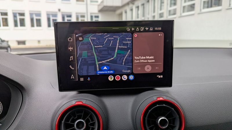 Natürlich ist der Bildschirm etwas klein für heutige Ansprüche, aber die Bedienung fällt leicht, und Android Auto funktioniert kabellos. (Bild: Rosenow – VCG)