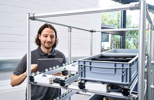 Smarte Komponenten ermöglichen autonome Shooter- und Vereinzelungsprozesse in der modernen Lagertechnik.(Bild:  Item)