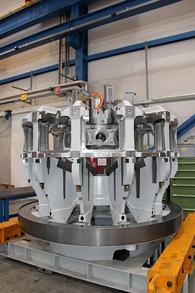 Dieser Rundtaktautomat für eine Werkzeugmaschine mit zwölf Stationen, in die jeweils kleine Fünf-Achs-Bearbeitungszentren eingesetzt werden, geht später an die Schweizer Mikron. (Bild: Sonnenberg)
