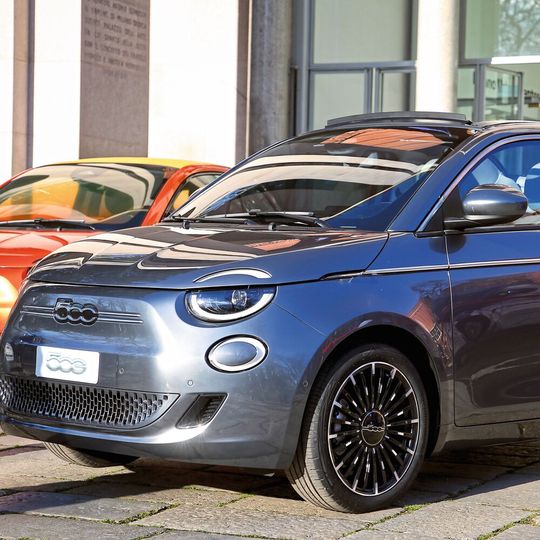 Die Neuauflage des Fiat 500 ist im Vergleich zum Vorgänger in alle Richtungen leicht gewachsen. Die Neuauflage des Fiat 500 ist im Vergleich zum Vorgänger in alle Richtungen leicht gewachsen.