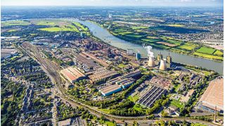 Die Salzgitter-Tochter HKM schließt einen Vertrag mit Tenova über Engineering, Lieferung und Errichtung eines Elektrolichtbogenofens in Duisburg. (Bild: www.luftbild-blossey.de)