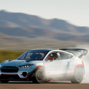 Das 56,8-Kilowattstunden-Ultrahochleistungs-Batteriepack des Mustang Mach-E 1400 besteht aus Nickel-Mangan-Kobaltzellen. (Bild:  Ford)