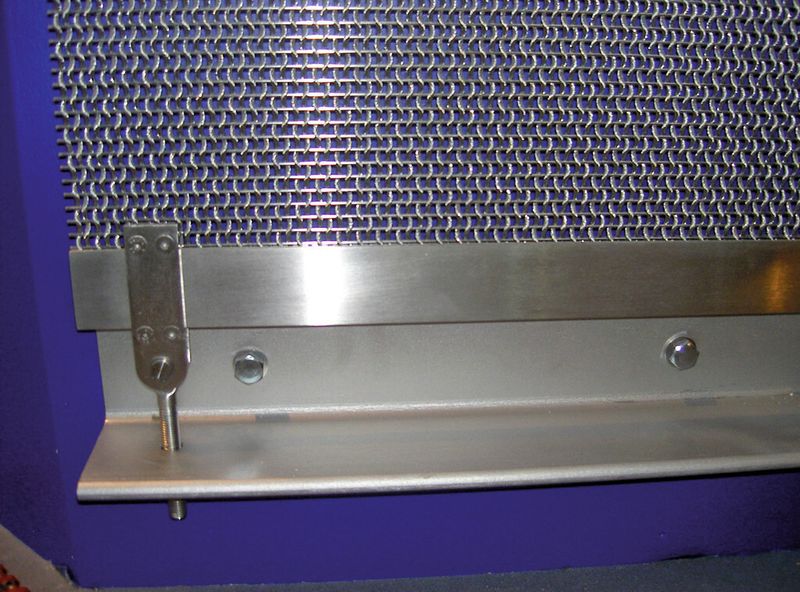 Mittels Klebeverbindung wird beispielsweise Metallgewebe zwischen zwei Flachprofilen befestigt und mit Gabeln gespannt. (Bild: Gira international)