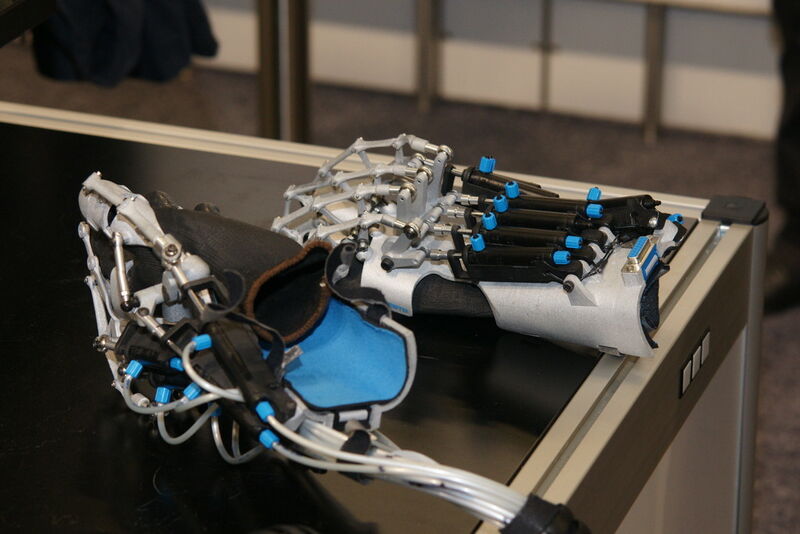 Die ExoHand von Festo ist ein Exoskelett, das wie ein Handschuh angezogen werden kann. Mit ihr lassen sich Finger aktiv bewegen, die Kraft in den Fingern verstärken sowie Bewegungen der Hand aufnehmen und in Echtzeit auf Roboterhände übertragen. (Vogel Business Media)