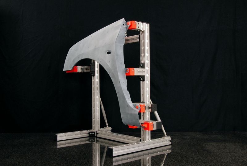 Vorrichtung plus Kotflügel: Die RapidFit+-Vorrichtungen eignen sich für das genaue Vermessen von Bauteilen und auch als Lehre in der Produktion. (Archiv: Vogel Business Media)