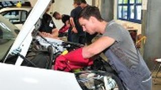 Die ersten Kfz-Mechatroniker legten in Garching ihre Abschlussprüfung im Schwerpunkt Hochvolttechnik ab. (Foto: Schmidt)