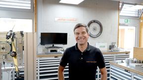 Dirk Zedler, Gründer, Prüfexperte und Sachverständiger des Zedler-Instituts für Fahrradtechnik und -Sicherheit hat seine Leidenschaft zum Beruf gemacht. Er sagt: «Durch die grosse Auswahl von Norelem finden wir immer wieder neue Ansätze, mit denen wir unsere Anlagen optimieren können.» (Bild: Zedler-Institut/Norelem)