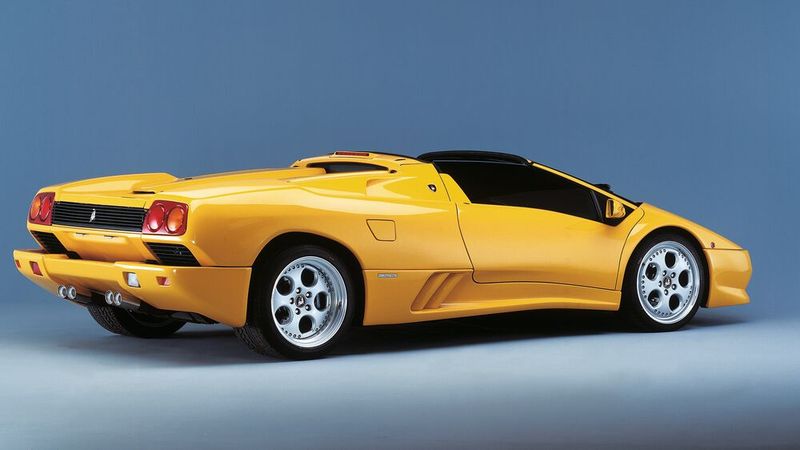 Der Lamborghini Diablo (zu spanisch „Teufel“) ist ein Sportwagen, den Lamborghini von 1990 bis 2001 baute. Er löste das Modell Countach ab. Sein V12-Motor hat einen Hubraum von 5.707 cm³. Ein Testfahrzeug soll auf der Strecke von Nardò jedoch 337 km/h erreicht haben. Die angegebene Höchstgeschwindigkeit von 325 km/h wurde auch in unabhängigen Tests überboten. Von der schnellen Flunder entstanden exakt 2.903 Stück. Wer heute eines dieser Fahrzeuge haben möchte, muss laut Classic Analytics mindestens 382.000 Euro übrig haben. (Bild: Lamborghini)