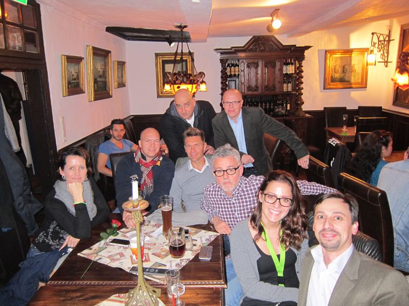 Wahre Fußballfreunde (v. l.): Katja Neumann, NEC, Stefan Klinglmair, ALSO, Stefan Mandl, Kai Frieben, Alex Kaufinger, Sven Rathjen, WD, Figen Tavus, ALSO, und Cagatay Kilic, WD   (Bild: IT-BUSINESS)