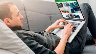 Die Online-Recherche nach dem nächsten Auto gehört heute zum Standard.  (sinenkiy.com.ua)