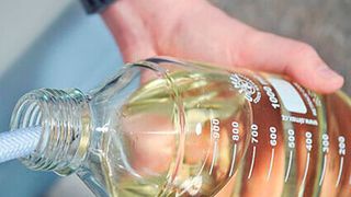 Durchbruch bei fortschrittlichen Biokraftstoffen: Hyflexfuel wandelt Klärschlamm und andere Biomassen durch hydrothermale Verflüssigung (HTL) in Kerosin um. (Universität Hohenheim / Max Kovalenko)