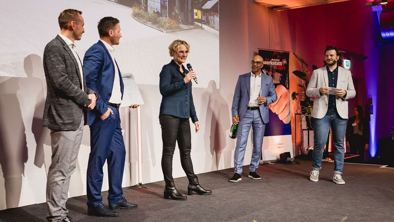 „Wir haben überhaupt nicht damit gerechnet und freuen uns natürlich total darüber. Das ist eine riesige Wertschätzung, die wir als gesamtes Team für unsere tägliche Arbeit erfahren“, sagte Tatjana Lund anlässlich der Preisverleihung. Sie nahm den Preis stellvertretend für die 40-köpfige Belegschaft und die beiden Geschäftsführer Norbert und Kim Schmudlach entgegen, die nicht persönlich vor Ort sein konnten. (Bild: Stefan Bausewein)