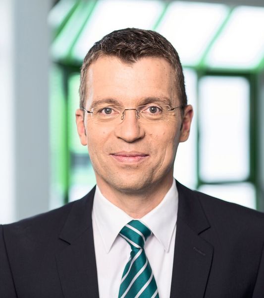 Martin Knörle: „Wir setzen seit Anbeginn auf eine dezentrale Vertriebs- und Servicestruktur. Grundsätzlich wird in allen Betrieben vor Ort ausschließlich einheimisches Personal eingesetzt, und zwar inklusive des Managements.“ (www.lisaberger.de)