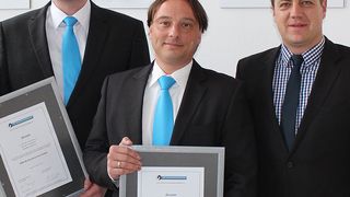 Nord-Lock gratuliert seinen Absolventen der Schraubfachausbildung.v.l.: Thomas Fischer und Klaus Vogt (beide Sales Engineer), Andreas Maile (Geschäftsführer) (Bild: Nord-Lock)