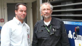 Helmut Rembert (r.), Senior Facilities Engineer im John Deere-Werk Mannheim und Norbert Nitsche CompAir Key Account Manager, sind mit dem Quantima-Kompressor von Compair zufrieden. (Bild: Compair)