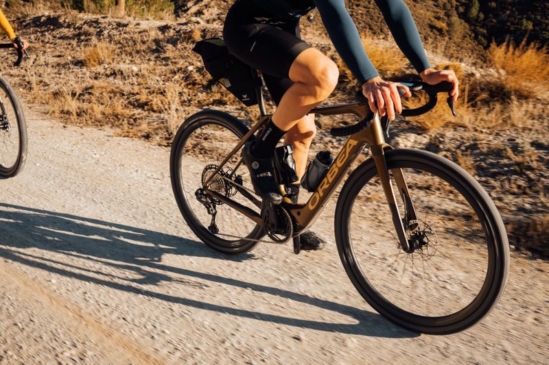 Breitere und profilierte Reifen geben Gravelbikes auf Schotter und unebenen Wegen mehr Komfort und Kontrolle. (Bild: www.orbea.com | pd-f)