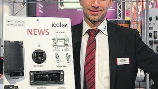 Florian Oppermann, Geschäftsführer der Eltop GmbH, der örtlichen Industrievertretung von Icotek, zeigt die neuen Produkte von Icotek. (Reinhold Schäfer)