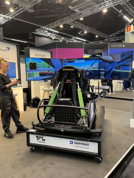 Adrenalin pur bei Elovade mit dem Full Motion-Rennsimulator  (Bild: Vogel IT-Medien)