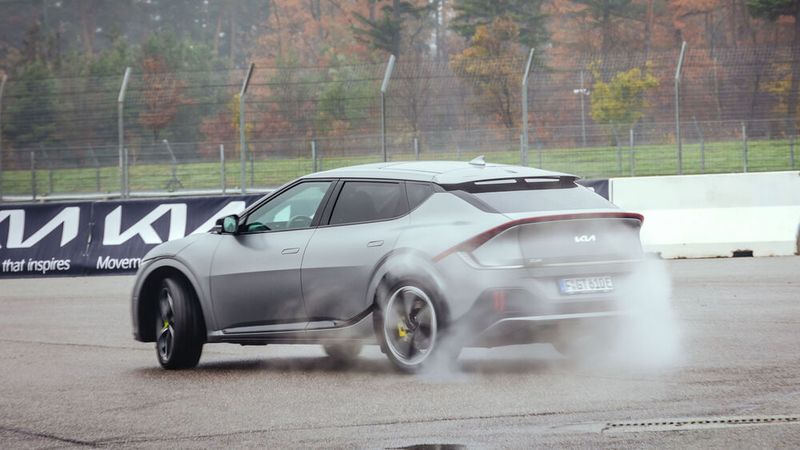 Unfreiwillige Dreher sind im EV6 GT mit deaktiviertem ESP normal. (Bild: Kia/Fred Roschki)