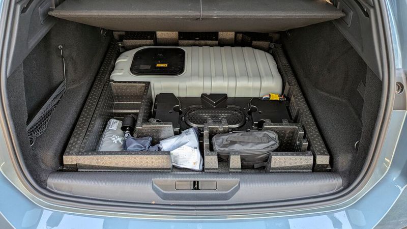 Für das gibt es leider auch unter dem Ladeboden keinen guten Platz – hier finden sich der Tank sowie ein paar Fächer für Kleinkram. Die meisten PHEV-Fahrer dürften aber zu Hause laden und müssen das Kabel deshalb nicht mitnehmen. (Bild: Rosenow – VCG)