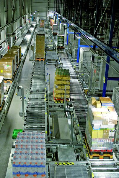 Moderne Technik ermöglicht im neuen Mercadona-Distributionszentrum eine kompakte Lagerung mit geringstmöglichem Flächenbedarf.Bild: Witron (Archiv: Vogel Business Media)