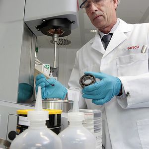 „In Generatoren und Elektromotoren entstehen mit zunehmender Spannung stärkere elektrische Wechselfelder als bisher“, erklärt Dr. Gerd Dornhöfer von Bosch. Daher kann es beispielsweise in den Kugellagern von Motoren oder Generatoren zu elektrischen Entladungen kommen. Funken springen über und lassen winzige Bereiche des Metalls schmelzen.