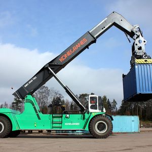 Bargehandler mit besonderer Kraft: Er kann auch im „Negativ-Hub“ in der dritten Containerreihe bis zu 30 t heben.