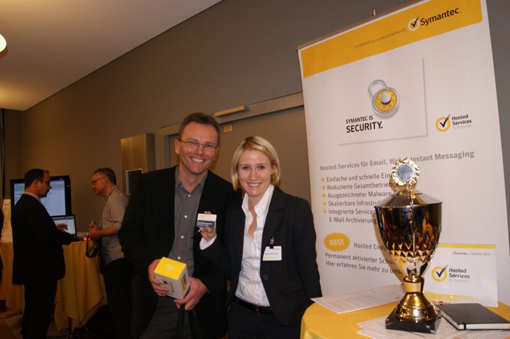 Bonbon für die Teilnehmer: Susann Weyrauch, Channel Marketing Specialist bei Symantec, verloste eine Flip-Cam von Cisco. Der glückliche Gewinner: Rudolf Baumgartner von Wolf System. (Archiv: Vogel Business Media)