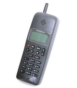 Mit ausziehbarer Antenne und in Schwarz glänzte das Nokia 1011. Es maß 195x60x45 Millimeter und hatte ein monochromes Display. Im Speicher hatten immerhin 99 Telefonnummern Platz. Das Gerät konnte bereits SMS empfangen, allerdings noch nicht selbst versenden. (Archiv: Vogel Business Media)