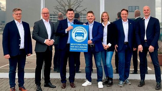 Ein Treffen im Jahr 2024: Kreisvorsitzender Rems-Murr Reiner Äckerle, Innungsgeschäftsführer Christian Reher, Tobias Vogt (MdL), Dennis Vogt, Kristin Vogt, ehem. Obermeister Torsten Treiber und Kreisvorsitzender Ludwigsburg Markus Klein.  (Bild:  Kfz-Innung Region Stuttgart)