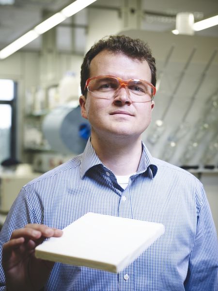 PUR Schaum zur Wärmedämmung - Dr. Marc Fricke präsemntiert PU-Dämmstoffe als Gebrauchsfertige Platten. Die Hochleistungsdämmplatten weisen den höchsten bekannten Wärmedämmwert für Platten überhaupt auf und werden in zwei bis drei Jahren ganz neue Möglichkeiten für die Gebäudedämmung eröffnen (Bild: BASF)