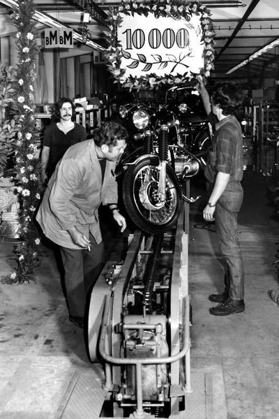Produktionsjubiläum: Das 10.000. Motorrad, ein Modell der /5-Baureihe, verlässt 1970 das Berliner Werk. (Bild: BMW AG)