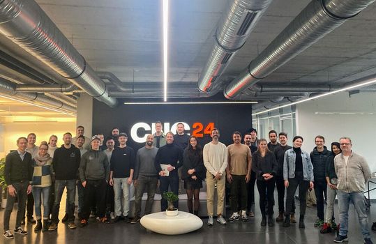 Das Team des Start-ups CNC24 freut sich über die  Auszeichnung „Arbeitgeber der Zukunft“. Dieses Siegel, das vom Business Magazin DUP Unternehmer verliehen wird, darf die innovative Online-Beschaffungsplattform nun offiziell verwenden.(Bild:  CNC24)