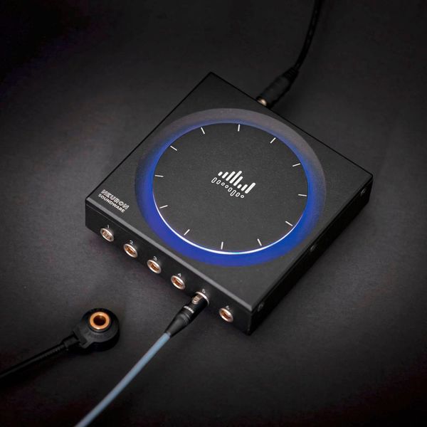 Neuron Soundware ist wieder da. Nachdem das 2016 in Prag gegründete Start-up vor einem Jahr auf der Hannover Messe ein Sound-Erkennungssystem zur Maschinendiagnose erstmals vorstellte, präsentiert das Unternehmen nun die zweite Gerätegeneration, die Maschinen noch besser als bisher verstehen soll. Das Grundkonzept des Maschinendiagnosesystems N-Box ist eine von Neuron Soundware entwickelte und trainierte Software, die mithilfe von KI-Funktionen Audiosignale versteht. Basierend auf dieser Technologie konzipiert das Unternehmen smarte Erkennungssysteme, die Anomalien und auch bekannte Probleme bei Maschinen und Anlagen frühzeitig entdecken und notfalls Alarm schlagen. Bei der nun vorgestellten zweiten Generation kommen mehr Kanäle für simultane Aufnahmen als bisher zum Einsatz – insgesamt zwölf. Außerdem wurde die Rechenleistung gesteigert. Das Gerät ist hingegen kleiner, leichter und kostengünstiger geworden. (Bild: Neuron Soundware)