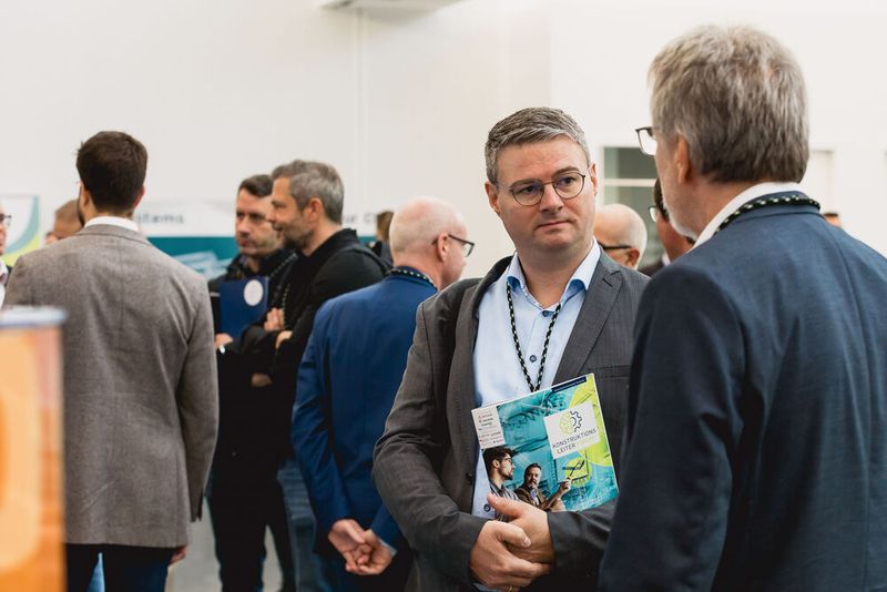Konstruktion meets Produktion: Während der Pausen fand in der gemeinsamen Ausstellung der beiden Foren reger Austausch statt.  (Bild: Stefan Bausewein/VCG)