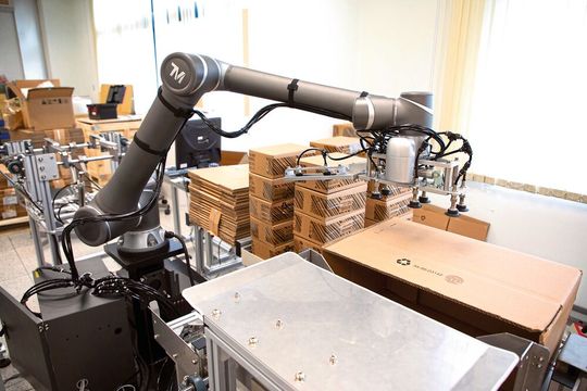 Der Trend zu sich selbst zerlegenden Verpackungsmaterialien bringt für die Automatisierungstechnik enorme Herausforderungen mit sich.(Bild:  Omron)
