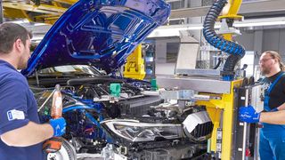 Wie das Münchener Ifo-Institut verkündet, geht es den deutschen Automobilunternehmen gefühlsmäßig etwas besser. Das Schlimmste sei zunächst abgewehrt. Doch noch herrsche kein Grund zum Jubeln ... (Bild: BMW)