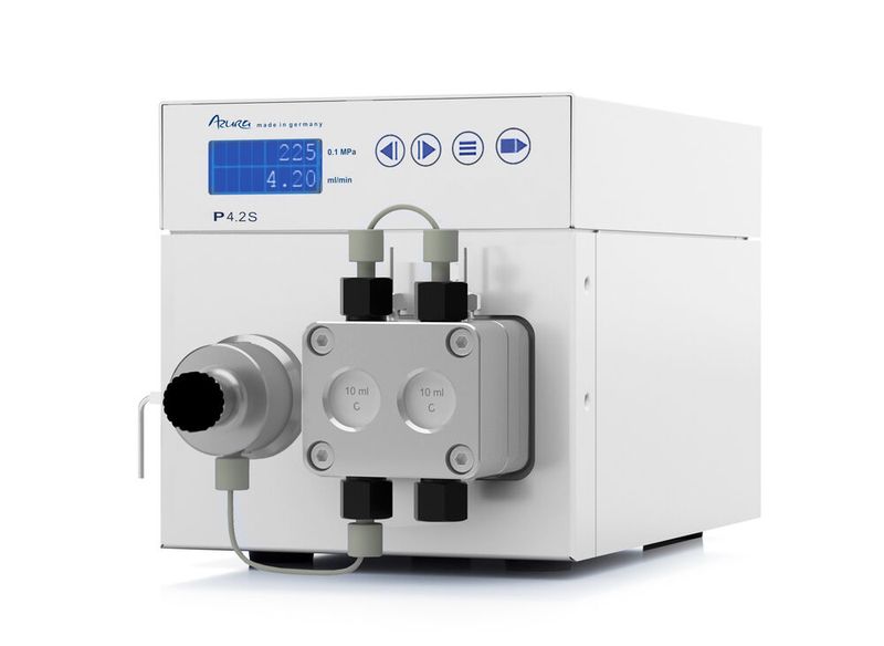 Die Doppelhub-Kolbenpumpe Azura P 4.2S ist ausgestattet mit einem austauschbaren Dosierkopf und Drucksensor mit RFID-Erkennung (Bild: Knauer)