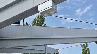 Die Echoring Ethernet Bridge arbeitet mit speziellem Metallgehäuse, nach außen geführten Antennen und dem Echtzeit-Ethernet Safteynet P von Pilz. (Bild: R3 Solutions/Pilz)