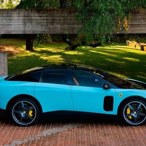 Lichtgestalt oder Design-Crash: Der Ferrari Luce soll den Weg in die elektrische Zukunft der Marke aus Maranello weisen. Der Luce ist das erste vollelektrische Serienfahrzeug der Marke und zugleich ihr erstes Modell mit fünf Sitzplätzen. Die Vorstellung des Luce löste eine außergewöhnlich heftige öffentliche Debatte aus. Die Kritik richtete sich vor allem gegen das Design, das wegen seiner rundlichen Form und der Abkehr vom typischen Ferrari-Erscheinungsbild polarisierte.(Bild:  Ferrari)