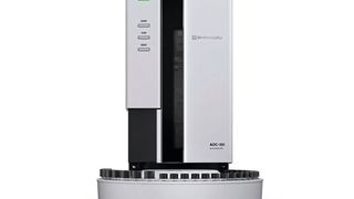 Mit ihrer kompakten Größe innerhalb der Stellfläche des GC arbeitet die AOC-30 Serie 30 Proben automatisch ab und unterstützt eine große Zahl an Routineanalysen. Das System lässt sich auch erweitern: die Anbindung zweier Autoinjektoren verdoppelt die Probenmenge, und ein Autosampler erhöht die Kapazität auf 150 Proben. (Shimadzu)