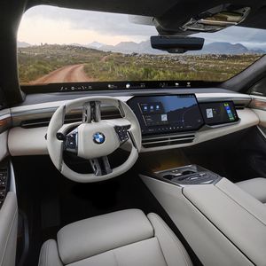 Der Arbeitsplatz ist digital und aufgeräumt, der Innenraum insgesamt nobel eingerichtet.(Bild:  BMW)