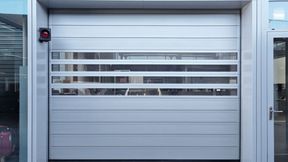 Zuverlässig, funktional und auf die Anforderungen des täglichen Betriebs ausgerichtet: die neuen Essential-Line-Tore von Efaflex. (Bild: Efaflex)