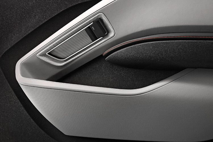 Die Türverkleidungen bestehen aus Kenaf-Fasern. Darüber befindet sich nur eine sehr dünne Schutzschicht – die Faserstruktur ist sicht- und fühlbar. Hauptgründe für die Verwendung des Materials: Es wurden weniger ölbasierte Kunststoffe verwendet und die Türverkleidungen sind leichter. (Foto: BMW)