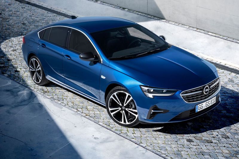 Die identisch ausgestattete und motorisierte Kombivariante Sports Tourer gibt es ab 32.790 Euro.  (Bild: Opel)