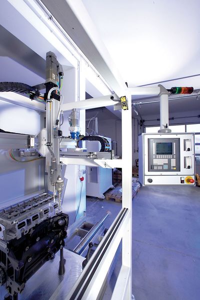 Bild 2: Die Applikation an den Dosier- und Klebesystemen zeigt, wie das Optik- und Sensorkonzept des Kamerasystems neue Möglichkeiten zur Installation und Integration von Sicherheits- in Maschinentechnik eröffnet. Bild: Sick (Archiv: Vogel Business Media)