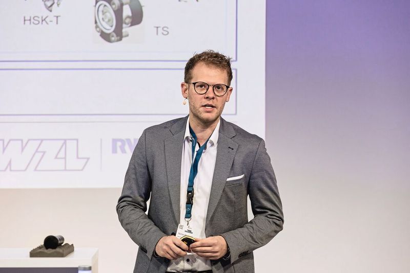 Niclas Klumpen von der RWTH Aachen über die neue Revolverschnittstelle PTI, ihre Leistungsmerkmale, die Normung und aktuelle Anwendungen. (Bild: Stefan Bausewein)